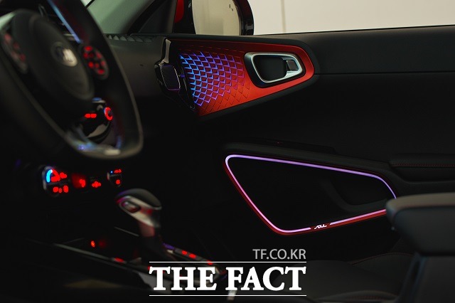 소리의 감성적 시각화의 일환으로 신규 개발된 사운드 무드 램프는 재생 중인 음악의 비트에 따라 자동차 실내에 다양한 조명 효과를 연출할 수 있는 감성 인포테인먼트 시스템이다.