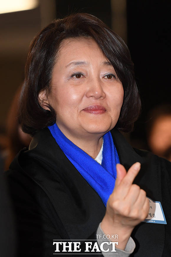 박영선 민주당 의원도 묘한 미소.