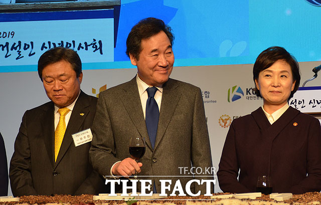 이낙연 총리가 건설인 신년인사회에서 참석자들과 건배하고 있다. 왼쪽부터 유주현 회장, 이 총리, 김현미 장관.