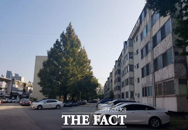 반포주공1단지 3주구 조합은 일부 조합원 발의로 오는 7일 임시총회를 열어 시공사 선정 취소를 투표에 부칠 예정이다. /더팩트 DB