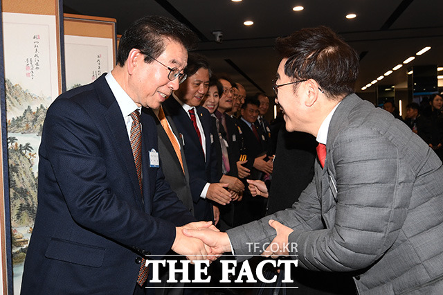 참석자들과 인사 나누는 박원순 서울시장(왼쪽)
