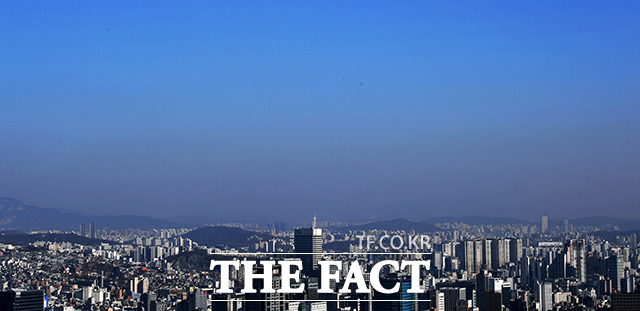 서울 대부분 지역의 초미세먼지 농도가 나쁨을 보이고 있는 5일 오후 서울 용산구 남산공원에서 바라본 서울 도심 위로 먼지띠가 형성돼 있다. /남용희 기자