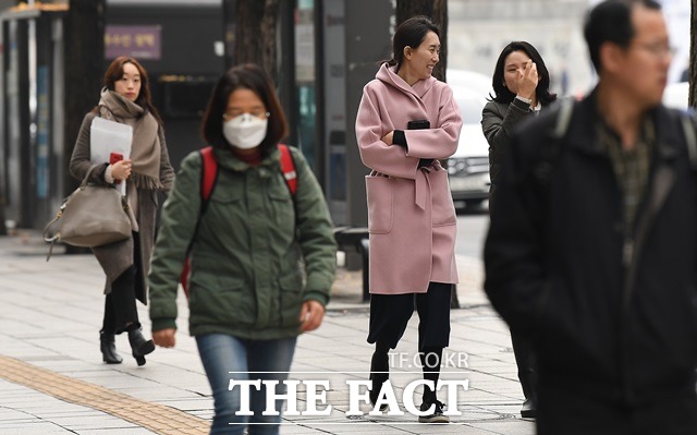 오늘은 외출시 마스크를 준비하는게 좋겠다. 오전 중 전국적으로 미세먼지 농도가 높았다가 차츰 해소되겠다. /임세준 기자