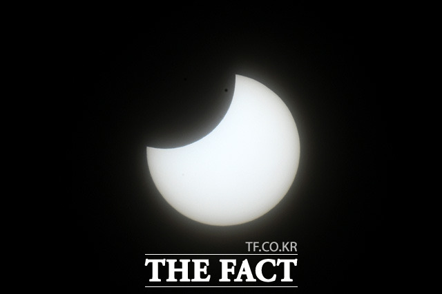 부분일식이 시작된 6일 오전 서울 마포구 하늘공원에서 바라본 태양이 달에 의해 가려져있다. /남용희 기자