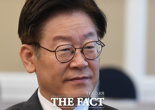 이재명 경기지사가 오는 10일 첫 재판을 앞두고 있는 가운데 지지자들에게 법원 앞 집회를 자제해달라고 6일 페이스북을 통해 부탁했다. /더팩트 DB