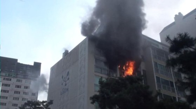 6일 오전 서울 강남구 삼성동의 한 아파트 6층 베란다에서 화재가 발생했다. 주민 8명이 연기를 마셔 병원으로 옮겨졌다. /강남소방서 제공