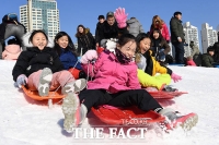 [TF포토] '추위도 즐거워요~'…도심에서 즐기는 눈썰매