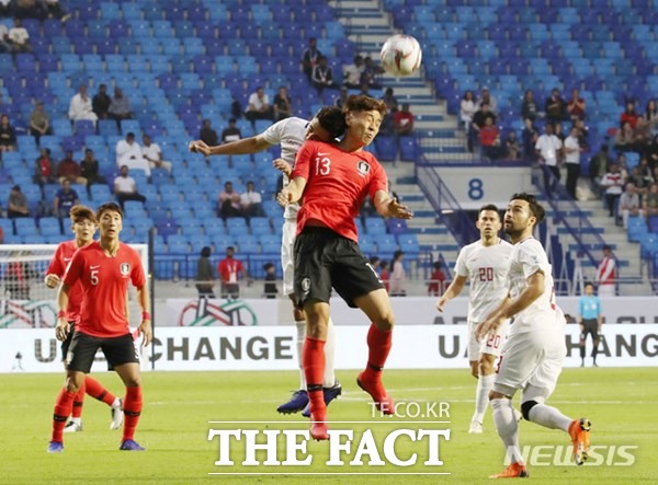 한국의 구자철이 7일 필리핀과 아시안컵 C조 1차전에서 필리핀 수비수와 볼을 다투고 있다./두바이=뉴시스