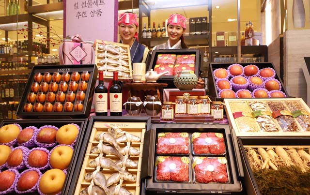 한 달 앞으로 다가온 설 명절에 유통업계가 실속형 선물세트를 앞다투어 내놓고 있다. 사진은 모델들이 지난해 12월 20일 롯데백화점 본점 식품관에서 다양한 명절 선물세트를 소개하는 모습. /롯데백화점 제공