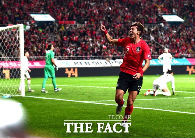 59년 만의 아시안컵 정상 탈환에 나선 한국대표팀의 벤투 감독은 7일 필리핀전을 앞두고 황의조를 원톱에 배치하는 4-2-3-1전형의 베스트 라인업을 구성했다. 사진은 지난해 우루과이와 평가전의 황의조./더팩트DB