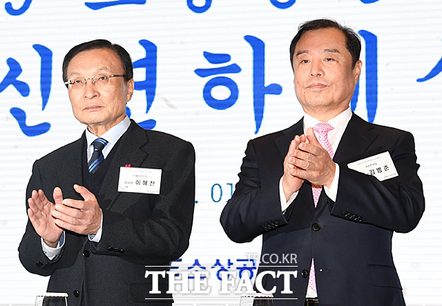 이해찬 더불어민주당 대표(왼쪽)와 김병준 자유한국당 비대위원장이 나란히 참석해 있다.