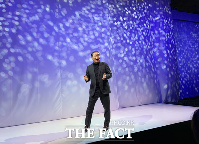 한종희 영상디스플레이(VD)사업부장(사장)은 7일 미국 라스베이거스 아리아 호텔에서 열린 삼성 퍼스트 룩에서 기자들과 만나 애플과의 협력과 관련해 소비자에게 편리함을 줄 수 있다면 누구와도 협력하겠다고 말했다. /서민지 기자