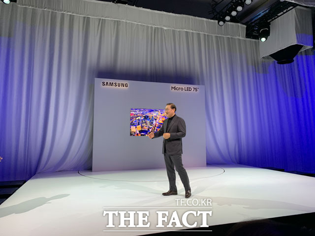한종희 삼성전자 영상디스플레이 사업부장(사장)이 7일(한국시간) 미국 라스베이거스 아리아 호텔에서 열린 삼성 퍼스트 룩 2019 행사에 참석해 마이크로 LED를 소개하고 있다. /라스베이거스=서민지 기자