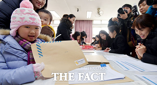 올해 서울 공립초등학교의 예비소집이 실시된 8일 오후 서울신용산초등학교을 찾은 신입생들이 입학 관련 자료를 받고 기뻐하고 있다. /이덕인 기자