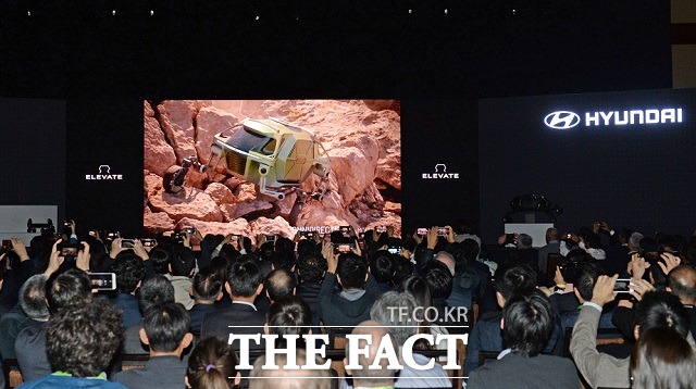 현대차는 7일(현지시각) 미국 라스베이거스에서 열리는 CES 2019에 참가해 미래 모빌리티 비전 고도화 혁신 전략을 발표하고, 미래 대응을 위한 3대 키워드로 전동화와 커넥티드카, 오픈 이노베이션을 제시했다. /현대차 제공