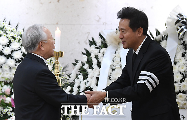 손경식 한국경영자총협회 회장(왼쪽)이 8일 오후 서울 송파구 풍납동 아산병원 장례식장에 마련된 오세훈 자유한국당 국가미래비전특별위원회 위원장 부친의 빈소를 찾아 조문을 하고 있다. /이새롬 기자