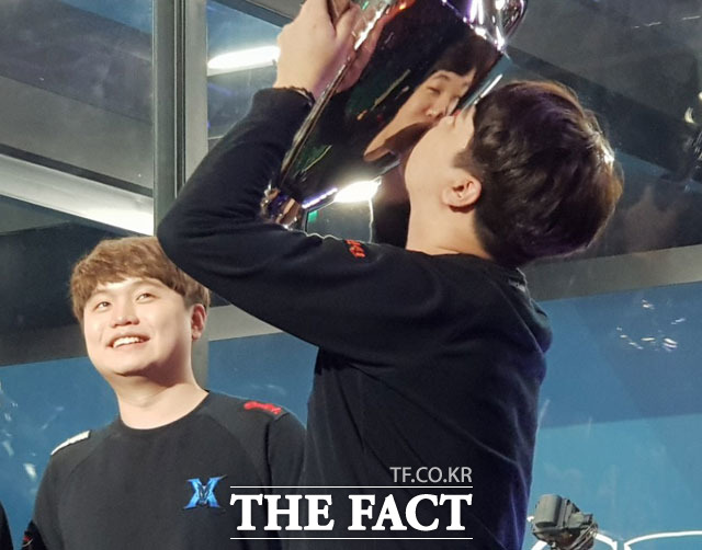 지난해 8월 14일 오후 부산 사직 실내체육관에서 열린 2018 리그오브레전드 챔피언스 코리아 스프링 스플릿 결승전에서 킹존드래곤X 원거리 딜러 프레이 김종인이 우승컵에 입을 맞추고 있다. /부산=이성락 기자