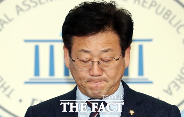김정호 민주당 의원이 지난달 25일 국회 정론관에서 기자회견을 열고 공항 갑질 의혹에 대해 사과하고 있는 모습. /뉴시스