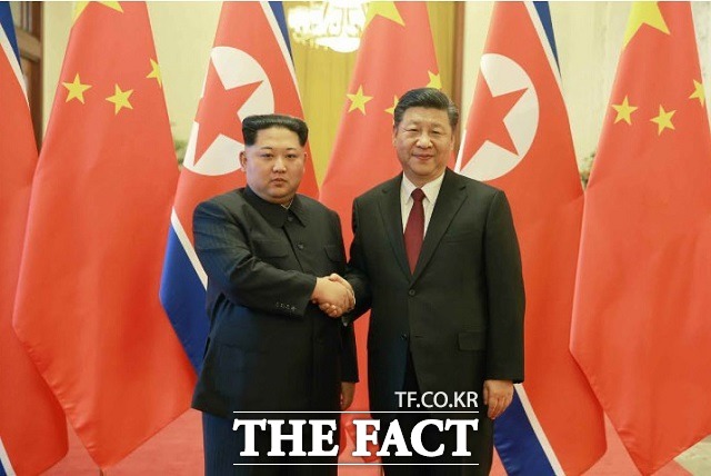 청와대는 8일 김정은 북한 국무위원장의 방중과 관련해 북·중 교류가 2차 북미정상회담의 디딤돌이 되길 희망한다고 밝혔다. 사진은 지난해 3월 28일 북한 노동당 기관지 노동신문 1면에 게재된 김 위원장(왼쪽)과 중국 시진핑 주석의 정상회담 기념사진. /노동신문 갈무리