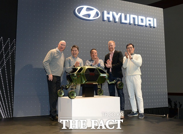 현대차가 7일(현지시간) 미국 라스베이거스에서 열리는 2019 CES에서 걸어 다니는 자동차 엘리베이트 콘셉트카를 처음 공개했다. 짐 트레이너 현대차 미국판매법인 홍보담당 이사, 조원홍 현대차 고객경험본부장 부사장, 존서 현대크래들 상무, 데이비드 바이런 선드벅페라 디자인&혁신 전략 매니저, 서정식 현대차 ICT본부장 전무(왼쪽부터) /현대차 제공