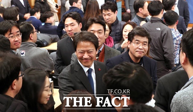 임종석 대통령 비서실장이 1년 9개월의 임기를 마치고 8일 자연인으로 돌아갔다. 8일 청와대 춘추관에서 출입기자들과 웃으며 인사하는 임 전 실장. /청와대 제공