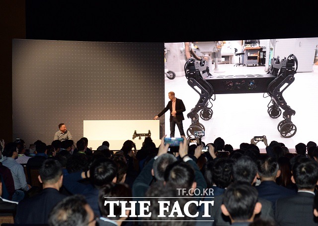 엘리베이트는 현대차그룹의 오픈 이노베이션 센터 현대 크래들과 미국 디자인 컨설팅 회사 선드벅 페라의 협업으로 탄생했다.