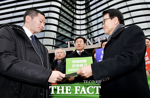 정동영 민주평화당 대표(오른쪽)가 9일 오후 서울 종로구 율곡로 주한 일본대사관 앞에서 일본 초계기 위협 비행 사과 및 아베정부의 내정간섭 중단을 촉구하는 항의서한을 대사관에 전달하고 있다. /이덕인 기자