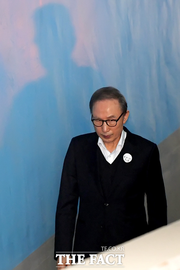 다스 횡령과 뇌물수수 혐의로 구속기소 된 이명박 전 대통령이 9일 오후 서울 서초구 서울고등법원에서 열린 항소심 2차 공판에 출석하기 위해 법정으로 향하고 있다. /이선화 기자