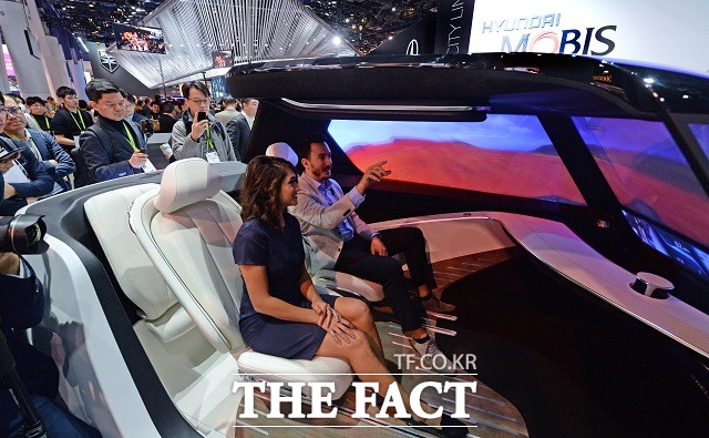 현대모비스가 공개한 미래 자율주행 HMI 휴먼머신 인터페이스 신기술을 관람객들이 체험하고 있다.