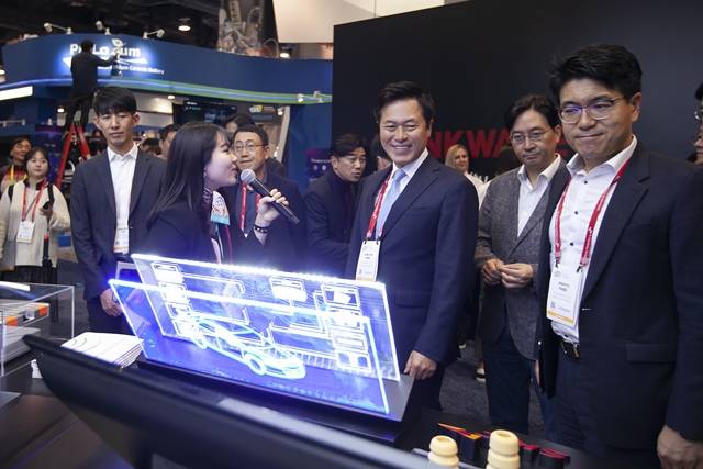 박정호 사장이 8일(현지 시간) CES 2019 전시장 내 SK 관계사 공동 부스를 방문해 전시 아이템을 둘러보고 있다. /SK텔레콤 제공