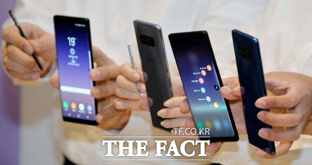 공정위는 9일 스마트폰 품질 보증 기간 연장, 태블릿 부품 보유 기간 명시 등의 내용이 담긴 소비자 분쟁 해결기준 개정안을 마련해 행정 예고한다고 밝혔다.(위 사진은 기사 내용과 무관함) /더팩트 DB