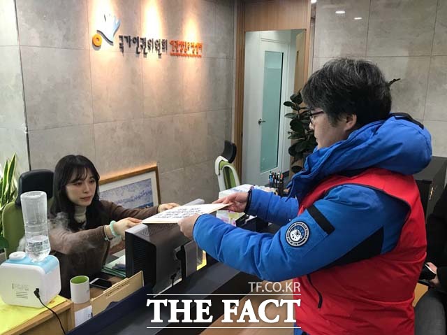 콜센터 노동조합 대책위원회가 국가인권위원회에 콜센터 상담사의 노동 인권을 보장하는 내용을 담은 콜센터 상담사 노동인권 개선을 위한 국가인권위원회 공동 제소장을 제출하고 있다. /을지로=김서원 인턴기자