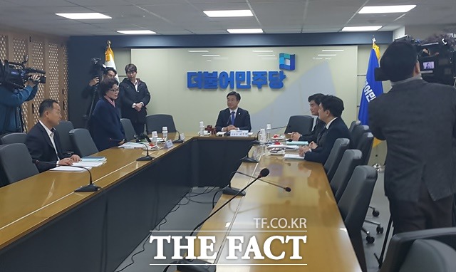 더불어민주당이 9일 오후 서울 여의도 중앙당사에서 당원자격심사위원회 회의를 열고 무소속 손금주·이용호 의원의 입·복당 여부를 논의했지만, 당내 후폭풍 우려로 결론을 내지 못했다. 민주당 중앙당사 9층 백송홀에서 심사위 회의가 진행되고 있는 모습. /여의도=허주열 기자