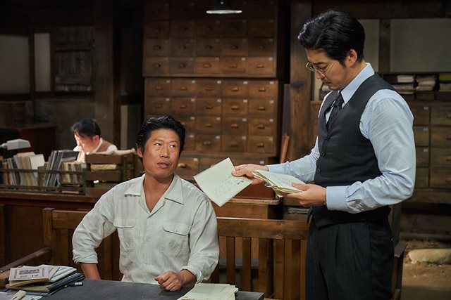 말모이는 우리말 사용이 금지된 1940년대, 까막눈 판수가 조선어학회 대표 정환을 만나 사전을 만들기 위해 비밀리에 전국의 우리말과 마음까지 모으는 이야기를 담은 영화다. /영화 말모이 스틸