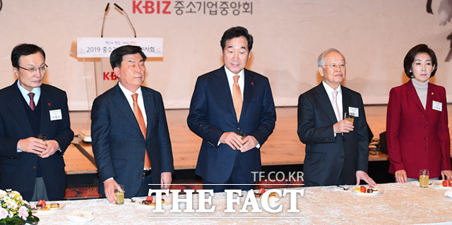 정부·정치권 주요 인사들이 2019년 중소기업인 신년 인사회에 참석했다. 왼쪽부터 이해찬 더불어민주당 대표, 박성택 중소기업중앙회장, 이낙연 국무총리, 손경식 한국경영자총협회 회장, 나경원 자유한국당 원내대표. /임세준 기자