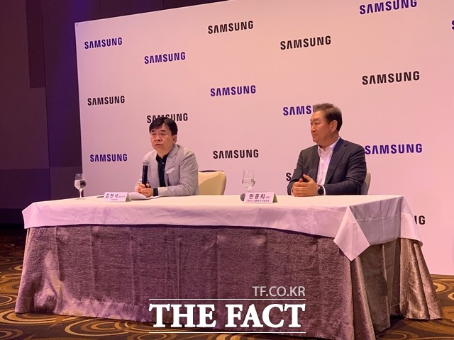 김현석 삼성전자 대표이사 사장(왼쪽)과 한종희 VD 사업부 사장이 7일(현지 시간) 미국 라스베이거스에서 열린 기자간담회에서 질의에 답하고 있다. /라스베이거스=서민지 기자