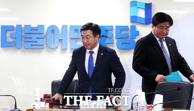 9일 오후 서울 여의도 민주당 중앙당사에서 열린 이해찬 대표 체제 첫 당원자격심사위원회 회의를 시작하기 위해 윤호중 위원장이 자리에 앉고 있다. 오른쪽은 소병훈 부위원장. /뉴시스