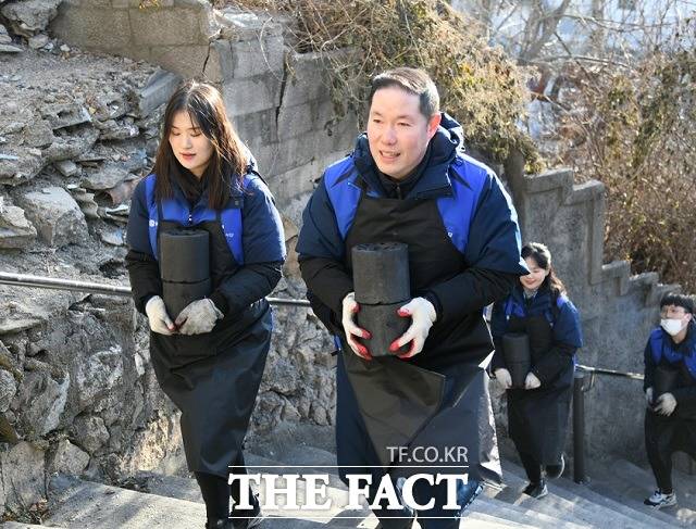 조현상 효성 총괄사장(오른쪽)이 8일 오후 그룹 신입사원 200여 명과 함께 서울 성북구 정릉동 일대의 이웃들에게 연탄 1만 장을 전달하는 봉사활동에 나섰다. /효성그룹 제공
