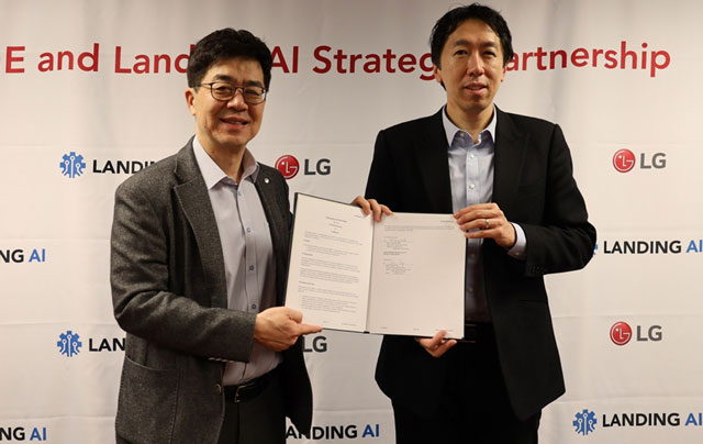 박일평 LG전자 최고기술책임자 사장(왼쪽)과 앤드류 응 랜딩에이아이 최고경영자가 업무협약을 체결한 뒤 기념촬영을 하고 있다. /LG전자 제공