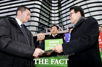 [TF포토] '일본 초계기 위협 관련' 항의서한 전달하는 민주평화당