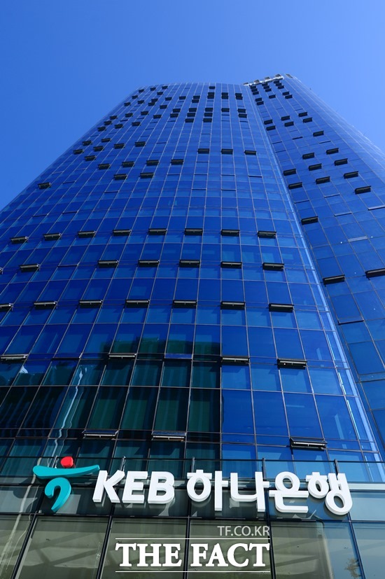 하나금융은 다음 달 중순 은행 임원후보추천위원회를 열고 함 행장의 연임여부를 결정하게 된다. /더팩트 DB