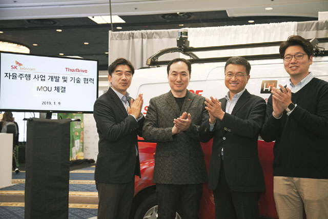 SK텔레콤은 10일 세계 최대 전자 전시회 CES 2019가 열린 미국 라스베이거스에서 토르드라이브와 자율주행 사업 개발 및 기술 협력을 위한 양해각서(MOU)를 체결했다고 밝혔다. 사진은 체결식에 참석한 계동영 토르드라이브 대표, 서승우 교수, 장유성 SK텔레콤 인공지능·모빌리티사업단장, 이종호 모빌리티사업유닛장(왼쪽부터). /SK텔레콤 제공