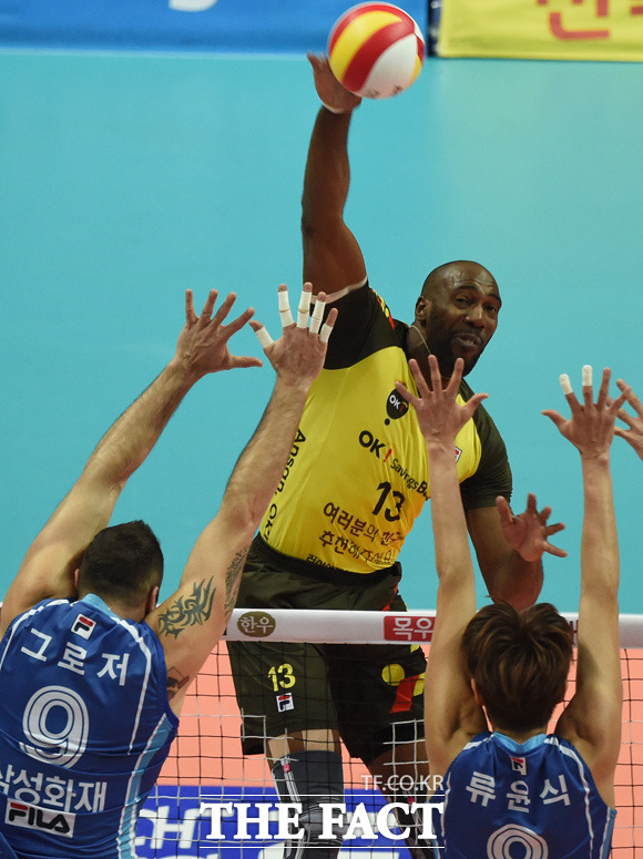 11일(금) 안산상록수체육관에서 오후 7시에 열리는 2018-19시즌 V리그 남자부 OK저축은행-삼성화재전을 대상으로 한 배구토토 매치 6회차 투표율 중간집계 결과, 참가자들은 원정팀 삼성화재의 승리를 예상했다./더팩트DB