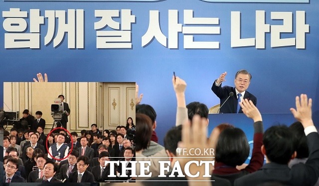 문재인 대통령은 10일 청와대 영빈관에서 열린 2019 신년기자회견에서 125분간 타운홀 미팅 형식으로 질의응답을 했다. 특히 이날 회견에서 기자들은 문 대통령으로부터 질문권을 받기 위해 한복을 입는 등 다양한 모습을 보였다. 문 대통령이 질문할 기자를 지목하고 있다. /청와대 제공