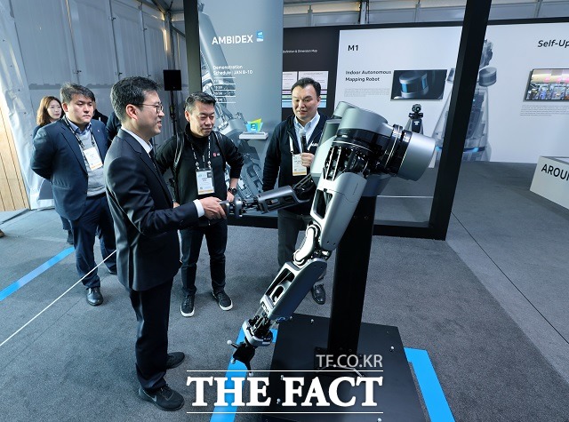 9일(현지시간) 미국 라스베이거스에서 개최된 CES 2019 네이버 부스에 방문한 노진서 LG전자 로봇사업센터장(왼쪽에서 세 번째)을 비롯한 관계자들이 네이버랩스 석상옥 헤드로부터 세계 최초로 5G 기술을 적용한 브레인리스로봇 앰비덱스의 설명을 듣고 있다.