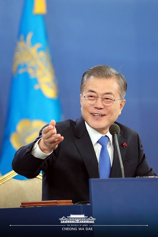 2019 신년 기자회견이 10일 청와대 영빈관에서 열린 가운데 문재인 대통령이 질문할 기자를 지목하고 있다. /청와대 제공