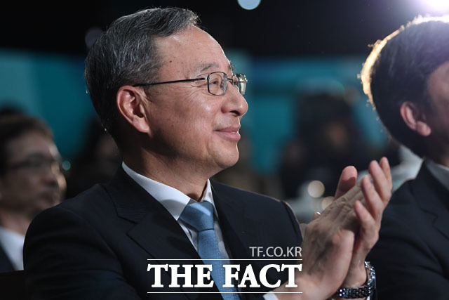 CES 2019에 참석하지 않은 황창규 KT 회장은 초청받은 다보스포럼에 참가한 뒤 다음 달 말 개최되는 모바일월드콩그레스(MWC)에 집중할 것으로 보인다. /더팩트 DB