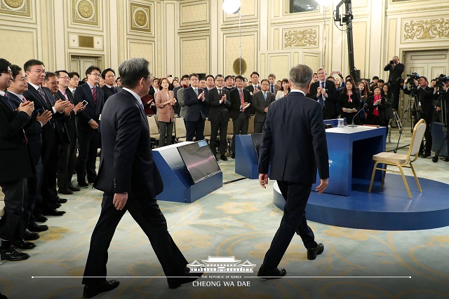 문재인 대통령이 10일 영빈관에서 열린 2019 신년 기자회견에 참석하고 있다. /청와대 제공