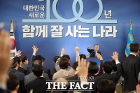 [TF포토] 자유로운 분위기 속 질문 받는 문재인 대통령