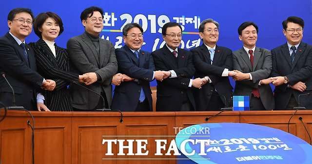 '기념촬영 리드하는 이해찬 대표'